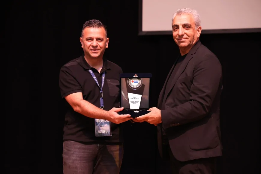 Sanat ve dayanışma aynı sahnede buluştu: 'Uca Dağlar' gösterisi ayakta alkışlandı