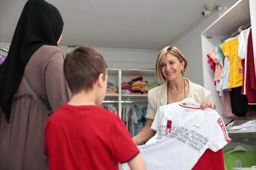 Bayramda yüzlerce çocuk için sevinç kaynağı oldu: Konak Belediyesi'nden ücretsiz kıyafet desteği