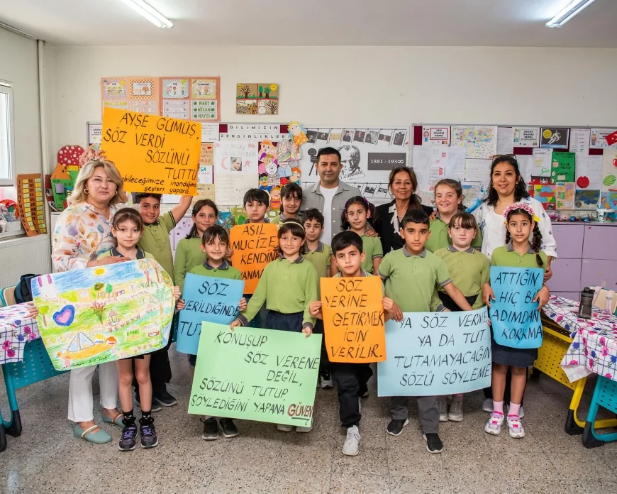 Öğrenci Ayşe sözünü tuttu, Başkan Günel sınıfa geldi: 'Mutluluk Parkı'nı birlikte yapacağız'