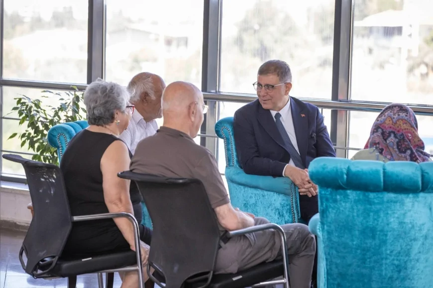 İzmir Büyükşehir Belediye Başkanı Cemil Tugay’dan huzurevi ve hastane ziyareti