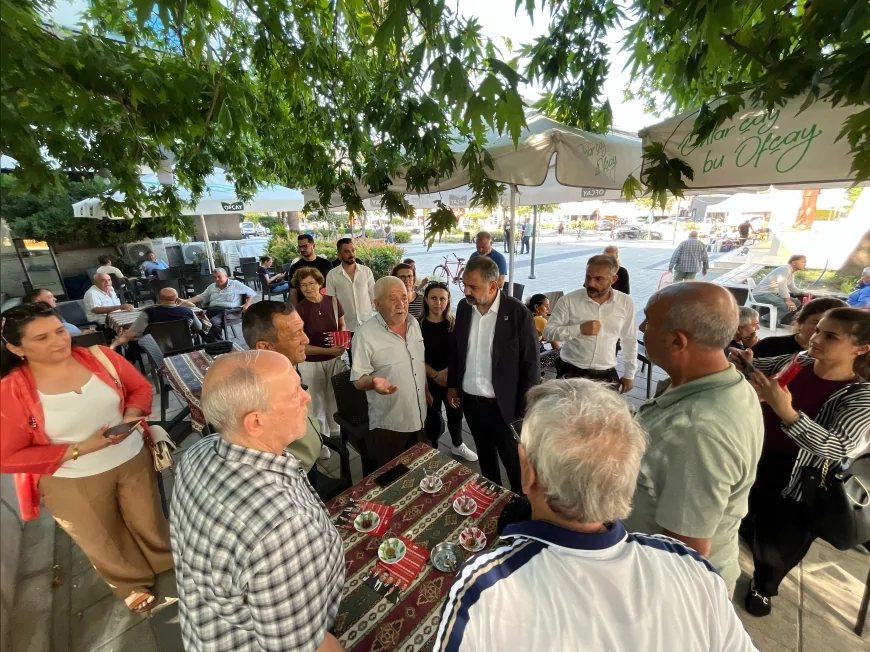 CHP İzmir Bayramlaşmayı Sokaklara Taşıdı: Aslanoğlu ‘Mücadeleyi Bayramda da Sürdürüyoruz’