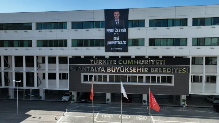 Antalya’da Ferdi Zeyrek unutulmadı: Belediye binasına poster asıldı, mecliste Fatiha okundu