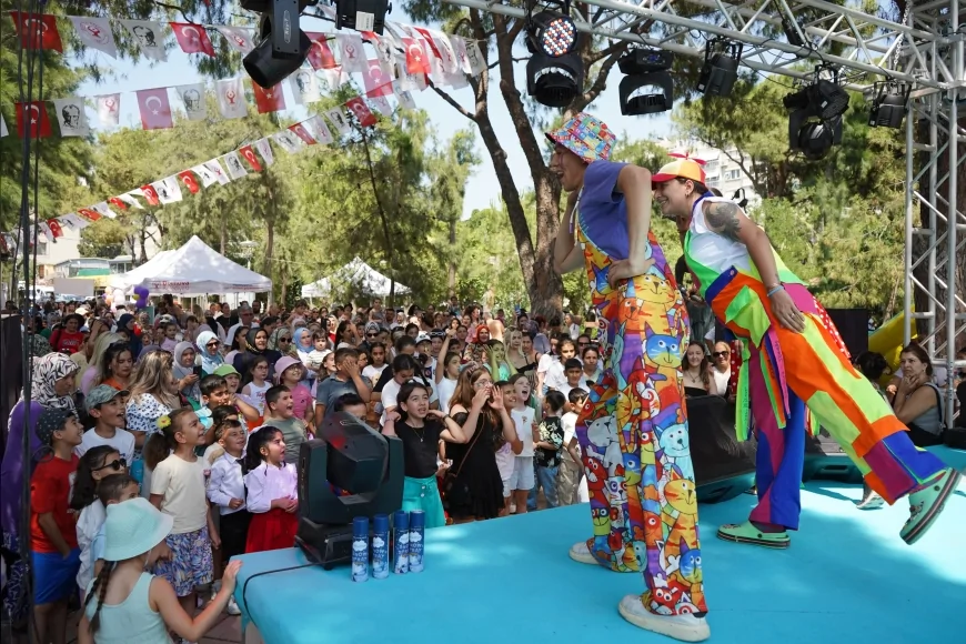 Bornova’da karne sevinci çocuk şenliğine dönüştü: ‘Savaş gibi kelimelere kulaklarınızı tıkayın’