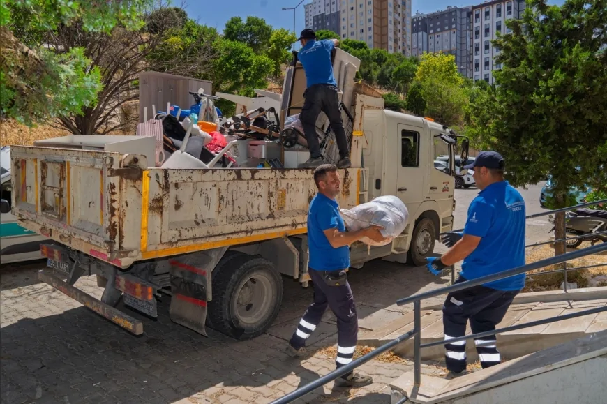 Buca Tüneli inşaatında evi zarar gören aileye İzmir Büyükşehir'den konut desteği