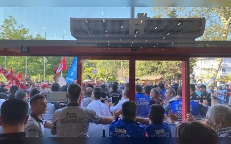 İzmir'de belediye işçileri meclis önünde eylem yaptı, polis biber gazıyla müdahale etti