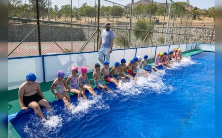 İzmir'de dezavantajlı mahallelere kurulan portatif havuzlarla binlerce çocuk yüzme eğitimi alıyor