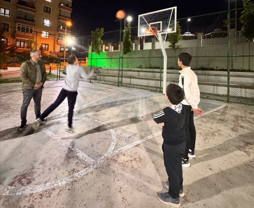 Pursaklar’da 30 Spor Salonu ve 20 Basket Sahası Hizmete Girdi, Çocuklarla Basket Turnuvası Düzenlendi