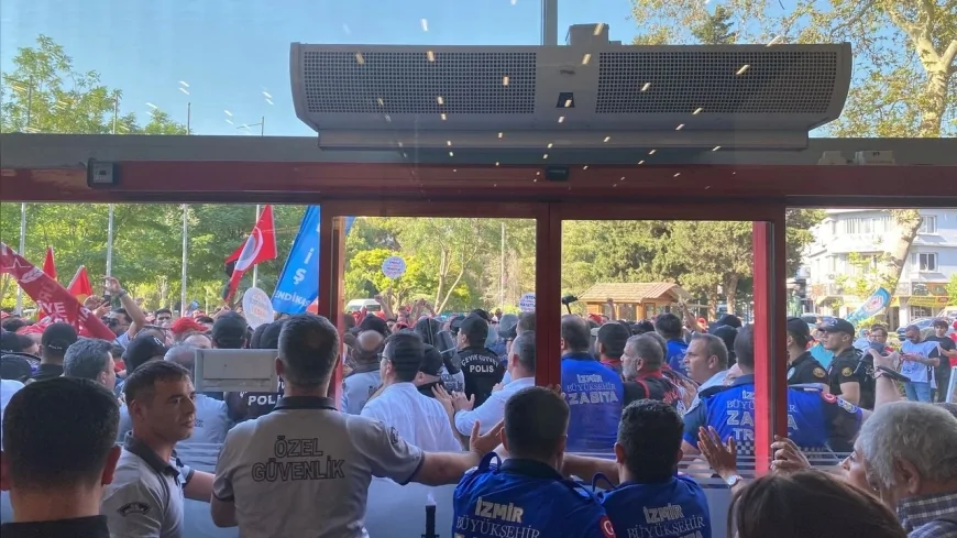 İzmir'de belediye işçileri meclis önünde eylem yaptı, polis biber gazıyla müdahale etti