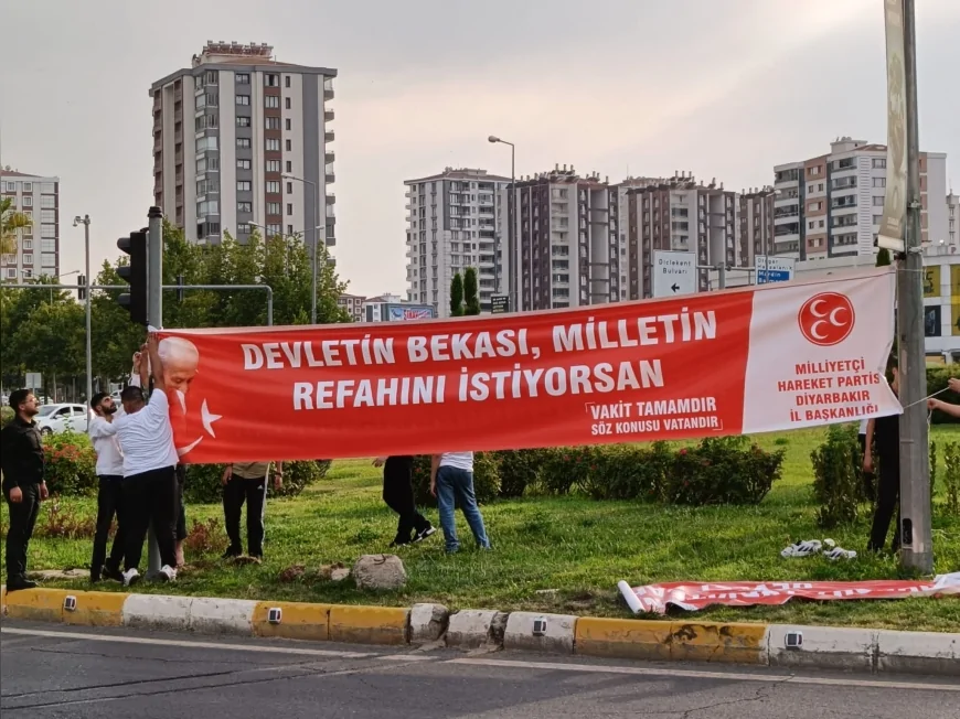 MHP Diyarbakır İl Teşkilatı 1919 Türk Bayrağı Dağıtım Töreni Düzenledi