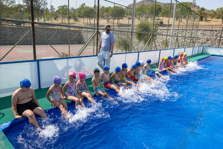 İzmir'de dezavantajlı mahallelere kurulan portatif havuzlarla binlerce çocuk yüzme eğitimi alıyor