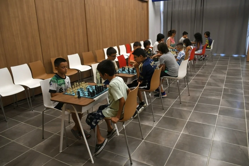 Kuşadası’nda 8-13 yaş grubu için ücretsiz satranç ve akıl oyunları kursları başladı