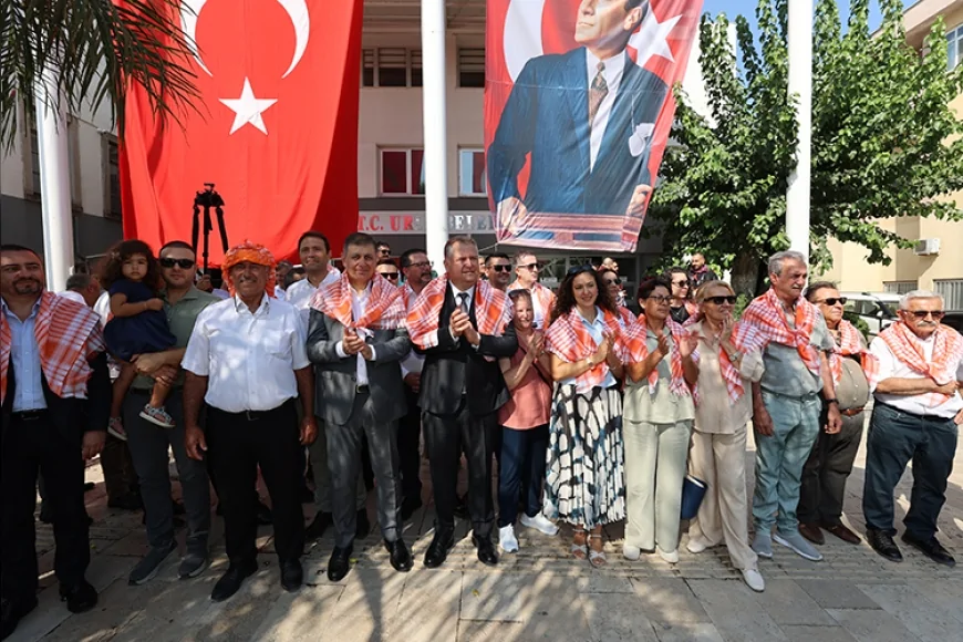 Urla’da 2 bin 600 yıllık Bağbozumu Şenliği kortej, halk oyunları ve geleneksel üzüm sıkımıyla başladı