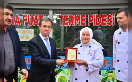 Terme’nin ilk kadın pide ustası Çiler Kul’a plaket: “Kadın emeğiyle yoğrulan Terme pidesi”