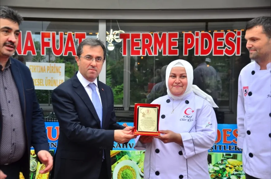 Terme’nin ilk kadın pide ustası Çiler Kul’a plaket: “Kadın emeğiyle yoğrulan Terme pidesi”