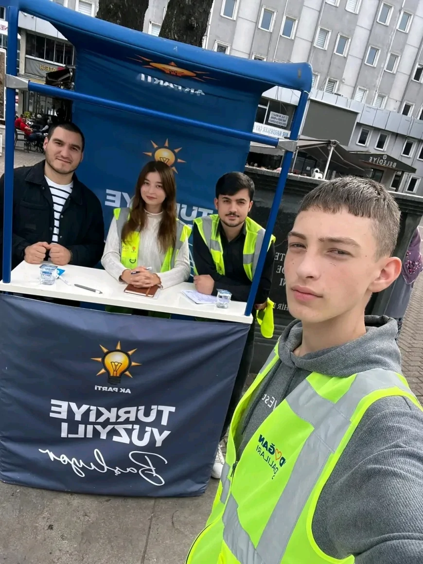 AK Parti Terme İlçe Teşkilatı üye standı açtı, gençlerle buluştu