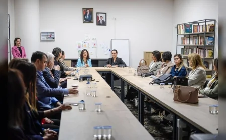 İzmirli belediye başkanlarının eşleri Bayraklı’daki buluşmada Bahar Evi açılışına katılarak kadın ve aile hizmetlerini yerinde inceledi