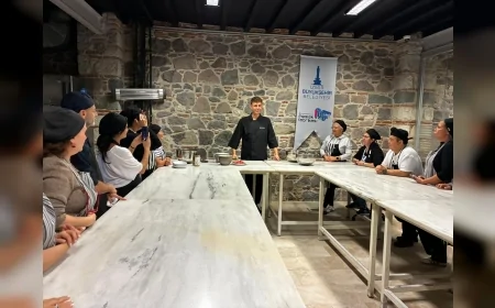 Şef Rıfat Yurttaş İzmir Meslek Fabrikası’nda İşitme Engelli Kursiyerlerle Ege Mutfağının İnceliklerini Paylaşt