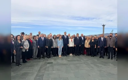 Cumhuriyet Halk Partisi İzmir İl Başkanlığı, 24 Kasım Öğretmenler Günü kapsamında Cumhuriyet Meydanı’nda Atatürk Anıtı’na çelenk sundu
