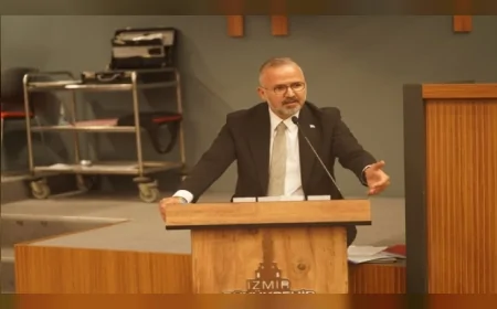 İzmir Büyükşehir Belediye Meclisi’nde AK Parti Grup Başkan Vekili Hakan Yıldız: “CHP tüm kadrolarıyla İzmir’i aşağı çekiyor”