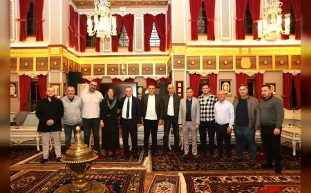 Yunusemre Belediyespor Yönetimi İrfan Meclisi Toplantısında Semih Balaban’ın Öğretmenler Günü’nü Sürpriz Pasta ile Kutladı