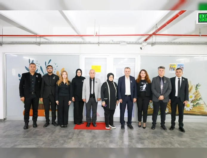 Belediye Başkanı Balaban, siyasal ve millî tarihimizin temel taşlarından biri olan Nutuk’u öğrencilere armağan etti.