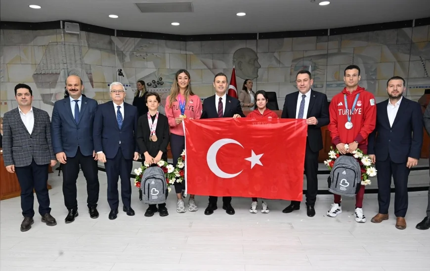 Balıkesir Büyükşehir Belediye Başkanı Ahmet Akın Milli Sporcuları Ağırlayarak Uluslararası Başarıları İçin “Ağladım, Gerçekten Ağladım” Dedi