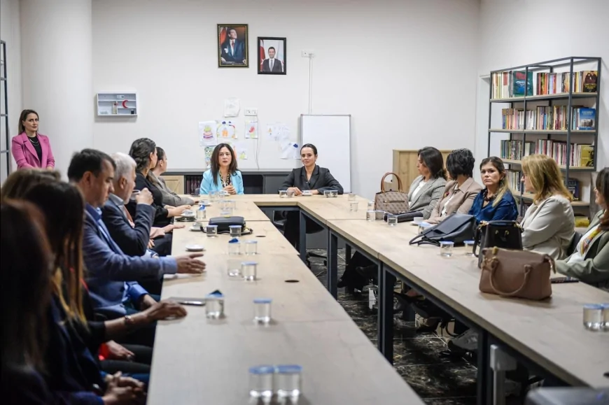İzmirli belediye başkanlarının eşleri Bayraklı’daki buluşmada Bahar Evi açılışına katılarak kadın ve aile hizmetlerini yerinde inceledi