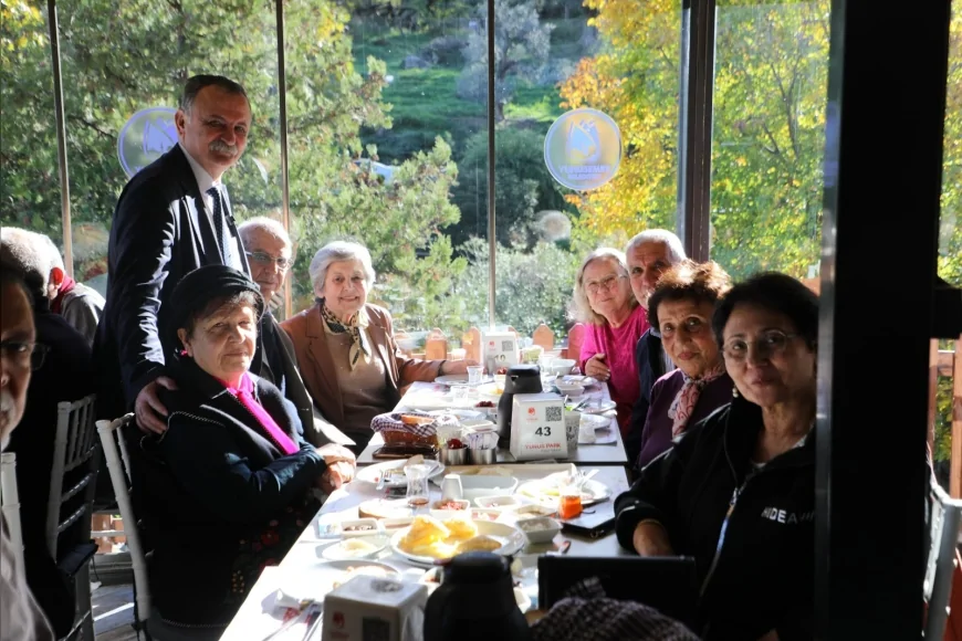 Yunusemre’de 24 Kasım Buluşması: Belediye Başkanı Semih Balaban “Öğretmen çevresini aydınlatan bir meşaledir” dedi