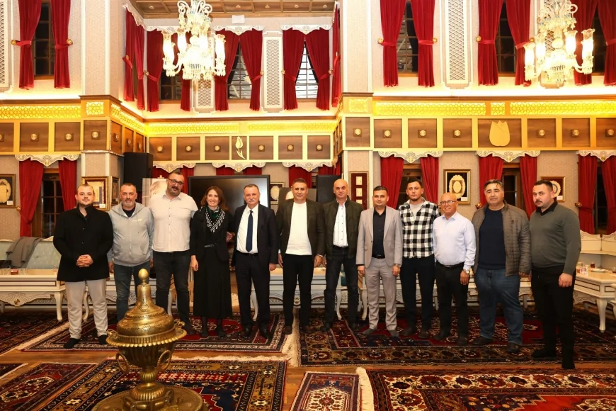 Yunusemre Belediyespor Yönetimi İrfan Meclisi Toplantısında Semih Balaban’ın Öğretmenler Günü’nü Sürpriz Pasta ile Kutladı