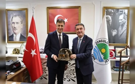 Zonguldak’taki Sağlık Panelinde Cemil Tugay: “Koruyucu hekimlik ve çevre sağlığı için yerel yönetimlere daha fazla yetki verilmeli”