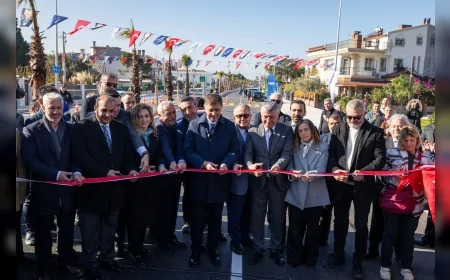 İzmir Büyükşehir Belediye Başkanı Dr. Cemil Tugay: “İzmir’e çok çalışmak yakışır” diyerek 75. Yıl Cumhuriyet Bulvarı’nın ilk etabını açtı