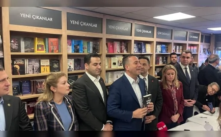 Doç. Dr. Buğra Gökce’nin cezaevinde kaleme aldığı “22 Metrekare Gökyüzü” kitabı için İzmir’de dayanışma imza günü düzenlendi.