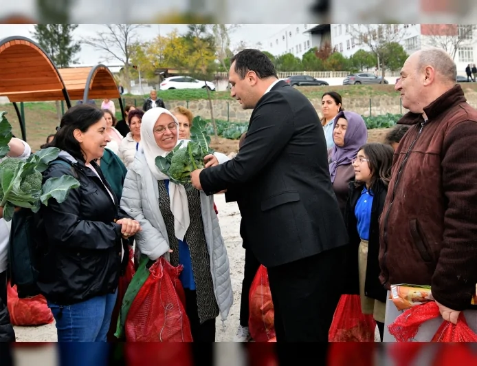 Bornova’da Kent Bostanlarında Kışlık Hasat Tamamlandı: Başkan Ömer Eşki “Emek ektik tebessüm hasat ediyoruz” dedi