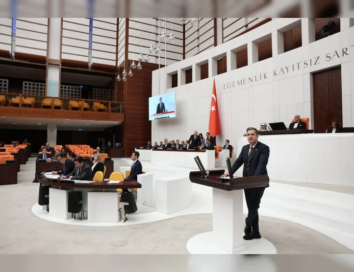 CHP PM Üyesi ve İzmir Milletvekili Deniz Yücel Meclis’te İktidar Sıralarına “Etkisizsiniz” Çıkışıyla 2026 Bütçe Görüşmelerine Damga Vurdu