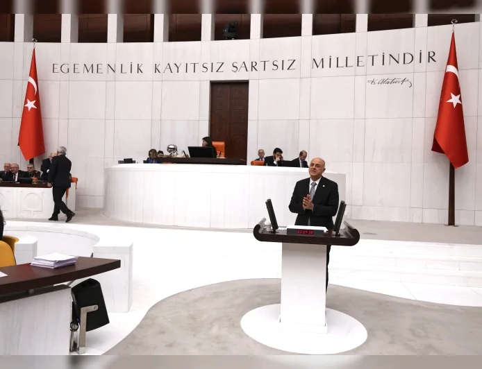 CHP İzmir Milletvekili Ümit Özlale, AKP’nin “Savunma sanayisi bizle başladı” söylemine tepki gösterdi.