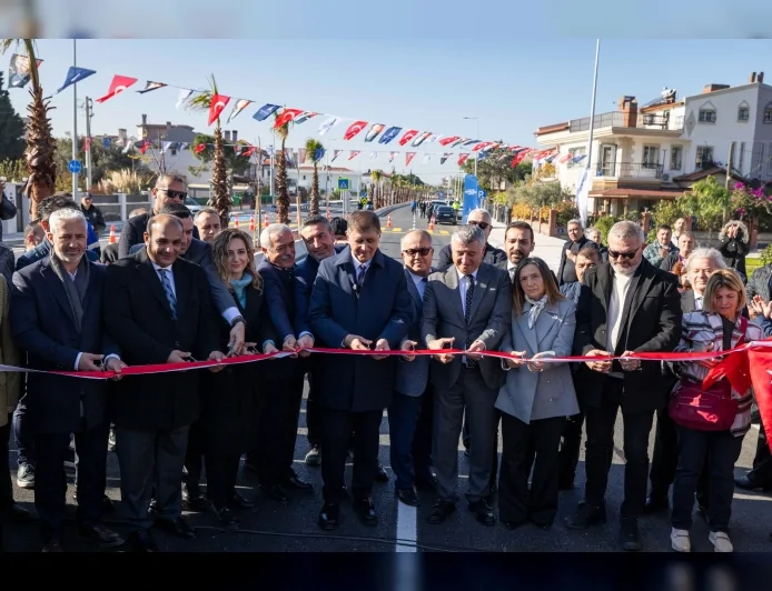 İzmir Büyükşehir Belediye Başkanı Dr. Cemil Tugay: “İzmir’e çok çalışmak yakışır” diyerek 75. Yıl Cumhuriyet Bulvarı’nın ilk etabını açtı