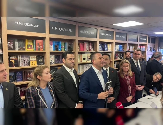 Doç. Dr. Buğra Gökce’nin cezaevinde kaleme aldığı “22 Metrekare Gökyüzü” kitabı için İzmir’de dayanışma imza günü düzenlendi.