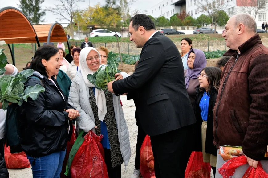 Bornova’da Kent Bostanlarında Kışlık Hasat Tamamlandı: Başkan Ömer Eşki “Emek ektik tebessüm hasat ediyoruz” dedi