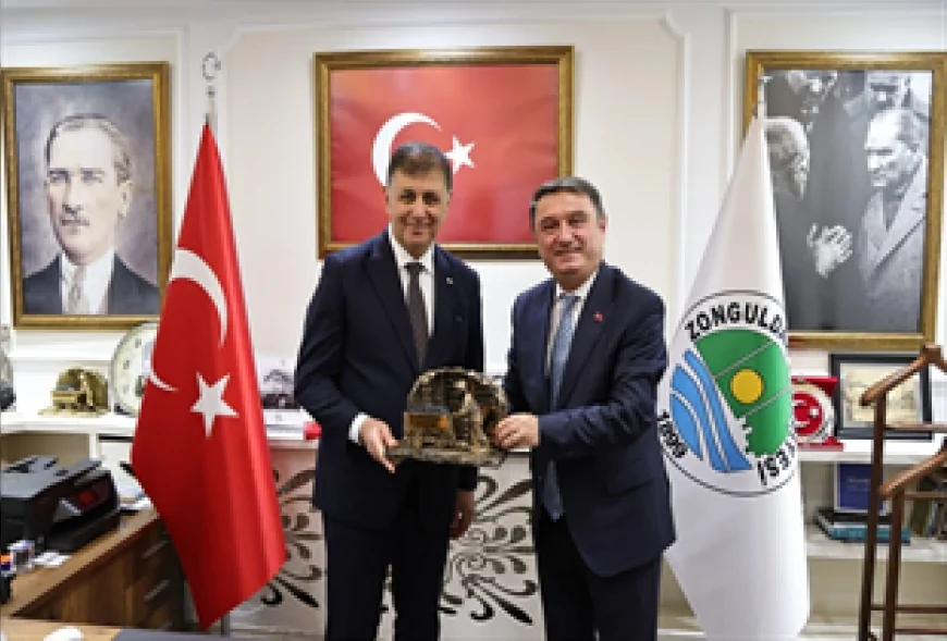 Zonguldak’taki Sağlık Panelinde Cemil Tugay: “Koruyucu hekimlik ve çevre sağlığı için yerel yönetimlere daha fazla yetki verilmeli”