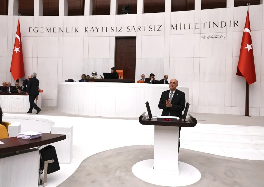 CHP İzmir Milletvekili Ümit Özlale, AKP’nin “Savunma sanayisi bizle başladı” söylemine tepki gösterdi.