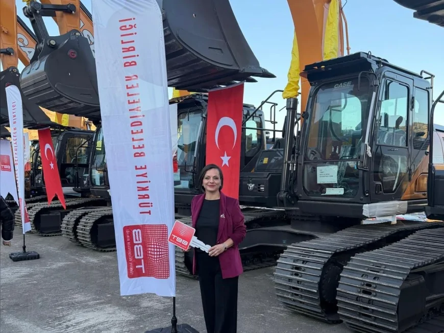 Karabağlar Belediyesi’ne Türkiye Belediyeler Birliği Hibesiyle 22 Tonluk Ekskavatör Desteği