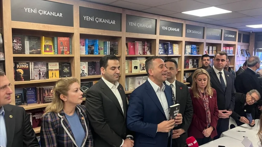 Doç. Dr. Buğra Gökce’nin cezaevinde kaleme aldığı “22 Metrekare Gökyüzü” kitabı için İzmir’de dayanışma imza günü düzenlendi.