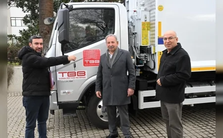 Salihli Belediyesi Araç Filosunu Güçlendirdi: TBB Hibe Ettiği Çöp Kamyonu Hizmete Alındı