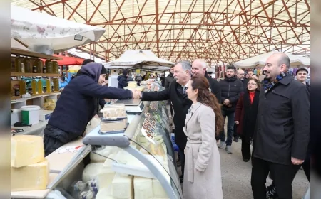 Yunusemre Belediye Başkanı Semih Balaban Laleli Pazarı’nda: “Esnafın Yanında Olmaya Devam Edeceğiz”