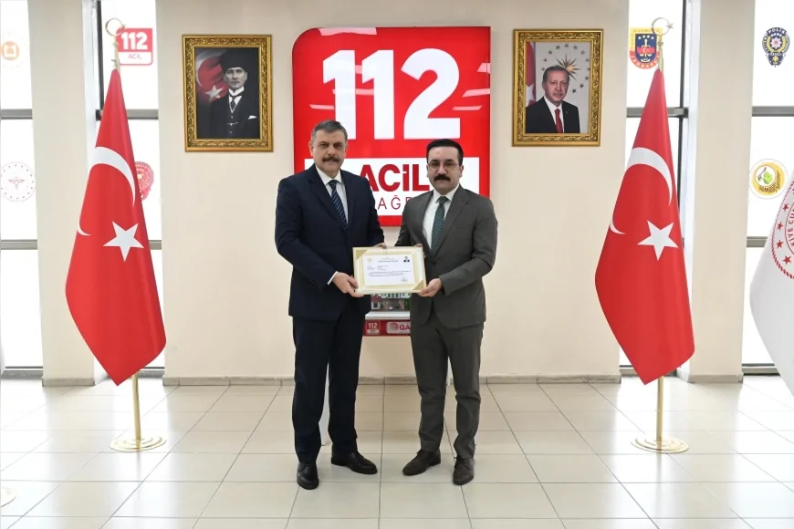 Erzurum Valisi Mustafa Çiftçi Uzundere Kaymakamı Muhammed Taha Canpolat’a “Üstün Başarı Belgesi” verdi