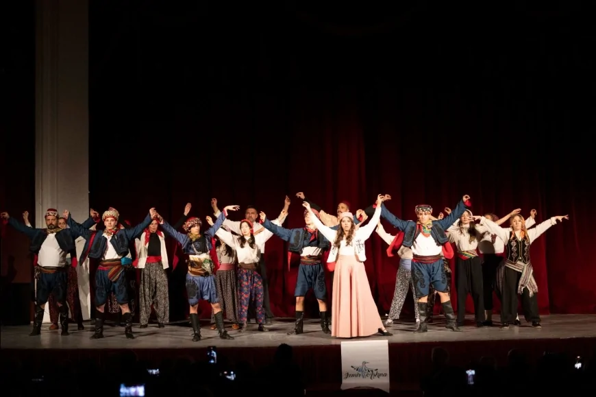 “Mübadelede Aşk” Tarihi Elhamra Sahnesi’nde Sahnelendi: İzmir Yağmura Rağmen Salonu Doldurdu