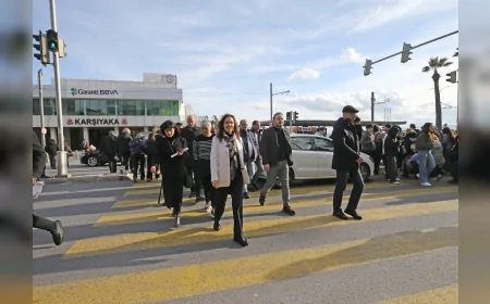 Belediye Başkanı Yıldız Ünsal, Karşıyaka Kültür Rotası üzerinde saha incelemesi yaptı.