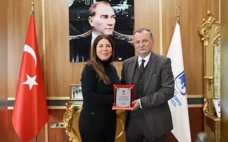 Yunusemre Belediye Başkanı Semih Balaban, Angel Patileri UK Derneği Temsilcileriyle Sokak Hayvanları İçin İş Birliğini Görüştü