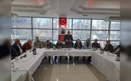 Eski CHP İlçe Başkanları İzmir’de İkinci Kez Buluştu: “Ayrışmak Değil, İlkelere Sahip Çıkmak İstiyoruz”