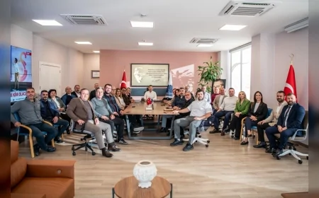 Kuşadası Belediye Başkanı Ömer Günel, iftar programı öncesinde belediye meclis üyeleriyle bir araya geldi.